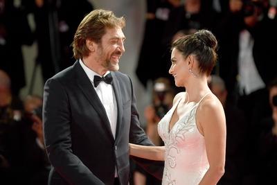 Spanish actor Javier Bardem and Spanish actress Penelope Cruz attend the premiere for Loving Pablo-stock-foto