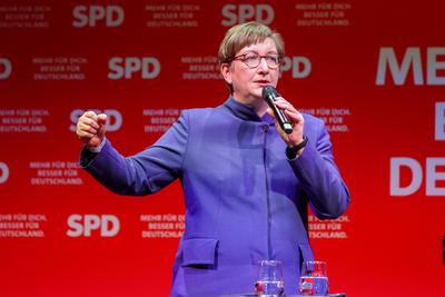 Leipzig - Knapp 1.000 Interessierte: Bundeskanzler Olaf Scholz zum SPD-Wahlkampf in Leipzig-stock-foto