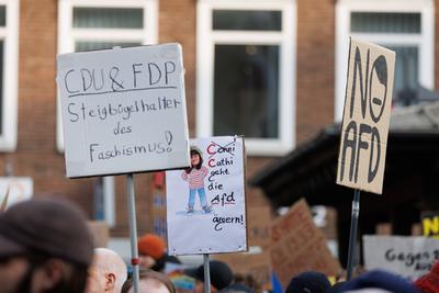 Demoschilder bei der Mahnwache Jetzt erst recht vom B?ndnis gegen Rechts in am 08. Februar 2025 auf dem Markt in L?beck:-stock-foto