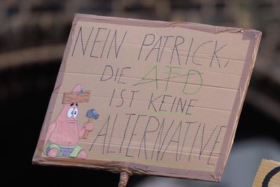Demoschilder bei der Mahnwache Jetzt erst recht vom B?ndnis gegen Rechts in am 08. Februar 2025 auf dem Markt in L?beck:-stock-foto
