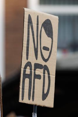Demoschilder bei der Mahnwache Jetzt erst recht vom B?ndnis gegen Rechts in am 08. Februar 2025 auf dem Markt in L?beck:-stock-foto