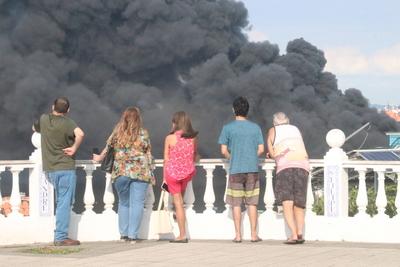 Fire hits oil factory on Governor's Island-stock-foto