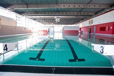 Leeres Schwimmbecken, Feature, allgemein, Randmotiv, Das Hallenbad in Ahlen hat zur Vorbeugung gegen die Verbreitung des-stock-photo