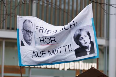Demoschilder bei der Mahnwache Jetzt erst recht vom B?ndnis gegen Rechts in am 08. Februar 2025 auf dem Markt in L?beck:-stock-foto
