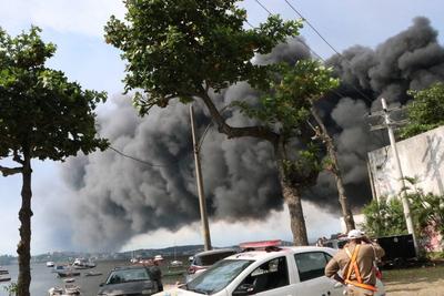 Fire hits oil factory on Governor's Island-stock-foto