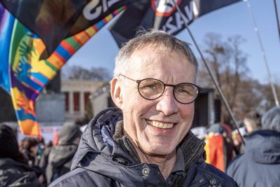 Viktor Worms, ehemaliger Moderator der ZDF Hitparade, Teilnehmer bei Gro?demonstration gegen den Rechtsruck, M?nchen ist bunt, Theresienwiese, M?nchen, 8. Februar 2025-stock-photo