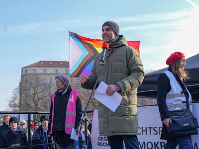24.000 Menschen bei Demo gegen Rechts in Hannover Oberb?rgermeister Belit Onay richtet sich an die mehr als 20.000 Anwes-stock-foto