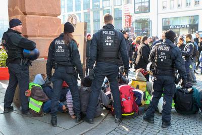 Leipzig - ?ber 1.000 Menschen demonstrieren gegen AfD: Polizei setzt Pfefferspray ein, Chrupalla auf AfD-Wahlkampftermin-stock-foto