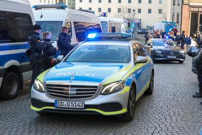 Leipzig - ?ber 1.000 Menschen demonstrieren gegen AfD: Polizei setzt Pfefferspray ein, Chrupalla auf AfD-Wahlkampftermin-stock-foto