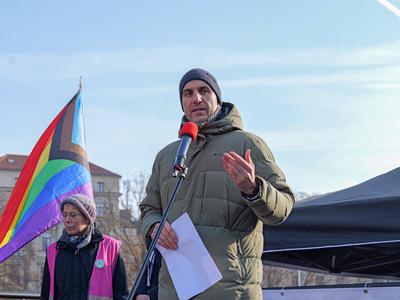 24.000 Menschen bei Demo gegen Rechts in Hannover Oberb?rgermeister Belit Onay richtet sich an die mehr als 20.000 Anwes-stock-foto