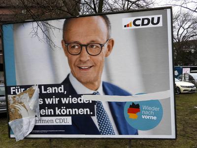 Wahlkampfplakate beschmiert zertoert-stock-foto