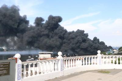 Fire hits oil factory on Governor's Island-stock-foto