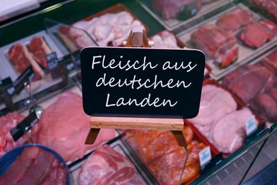 Fleischtheke und Fleischwerbung Fleischtheke und Fleischwerbung, 06.12.2022 Beelitz, Brandenburg, Auf einer Fleischtheke-stock-foto