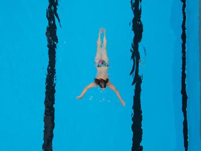 CREATIVE - Sommer 2024 - Freibad schwimmen Deutschland - 13. September 2024: (CREATIVE) Eine Frau (Model) schwimmt ohne-stock-photo