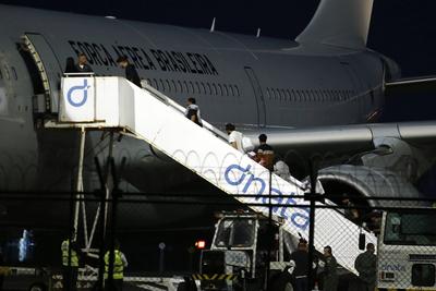 Flight with US deportees arrives in Brazil-stock-foto