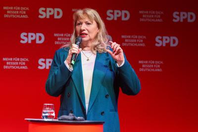 Leipzig - Knapp 1.000 Interessierte: Bundeskanzler Olaf Scholz zum SPD-Wahlkampf in Leipzig-stock-foto