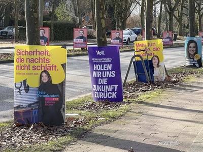 Frauen Power auf Wahlplakaten der Parteien-stock-foto