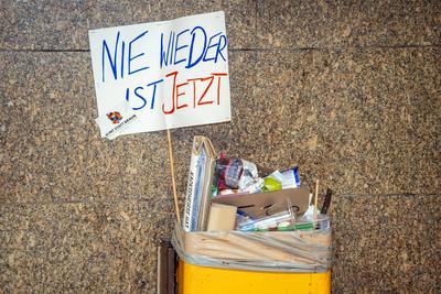 Nie wieder ist jetzt! Demoplakat ist nach der Gro?demo gegen Rechts im Papierkorb gelandet, Theresienwiese, M?nchen, 8. Februar 2025-stock-photo