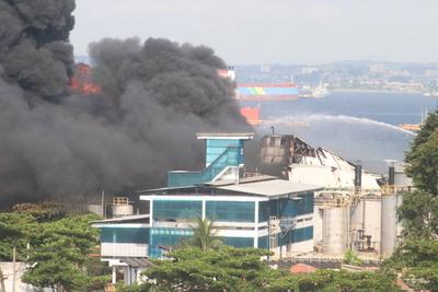 Fire hits oil factory on Governor's Island-stock-foto