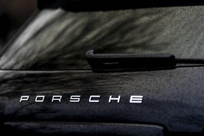 Logo von Porsche, aufgenommen in Berlin, 01.02.2022. Berlin Deutschland *** Porsche logo taken in Berlin, 01 02 2022 Ber-stock-foto