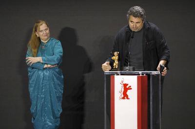 Radu Jude mit dem Goldenen B?ren f?r den besten Film Babardeala cu bucluc sau porno balamuc und Ada Solomon bei der Prei-stock-photo