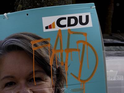 Wahlkampfplakate beschmiert zertoert-stock-foto