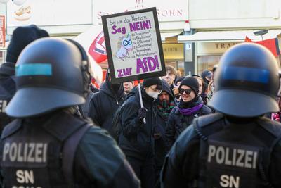 Leipzig - ?ber 1.000 Menschen demonstrieren gegen AfD: Polizei setzt Pfefferspray ein, Chrupalla auf AfD-Wahlkampftermin-stock-foto