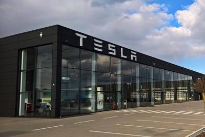 Tesla, Inc., vormals Tesla Motors, ist ein boersennotierter US-amerikanischer Autohersteller, der neben Elektroautos auc-stock-foto