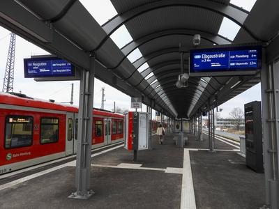 S Bahn Station Diebsteich wieder eroeffnet-stock-foto