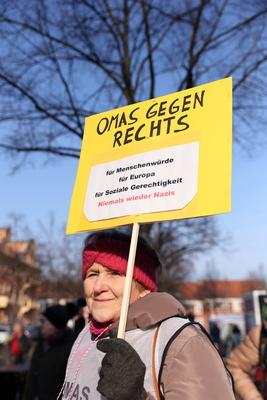 Omas gegen Rechts in Potsdam-stock-foto