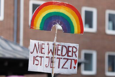 Demoschilder bei der Mahnwache Jetzt erst recht vom B?ndnis gegen Rechts in am 08. Februar 2025 auf dem Markt in L?beck:-stock-foto