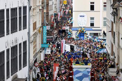 Der K?lner Rosenmontagszug 2024 unter dem Motto Wat e Theater - wat e Jeckespill zu sehen auf der Severinstra?e in der K-stock-foto