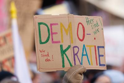 Demoschilder bei der Mahnwache Jetzt erst recht vom B?ndnis gegen Rechts in am 08. Februar 2025 auf dem Markt in L?beck:-stock-foto