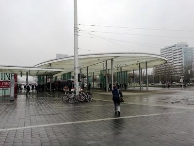 Der Busbahnhof in Braunschweig, Deutschland, vor dem Hauptbahnhof ( Bahnhof ) - Hier fahren Stadtbusse ( Stadtbus ) und-stock-foto