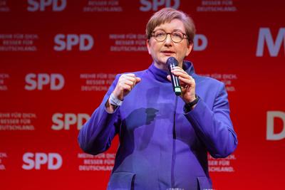 Leipzig - Knapp 1.000 Interessierte: Bundeskanzler Olaf Scholz zum SPD-Wahlkampf in Leipzig-stock-foto