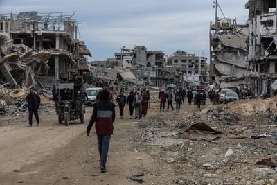 Palestinians inspect the destruction after the Israeli army withdrew from the Netzarim corridor, as part of a ceasefire agreement with Hamas in Gaza City-stock-photo