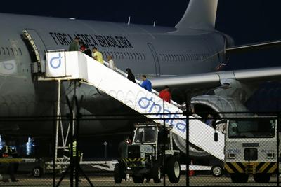 Flight with US deportees arrives in Brazil-stock-foto