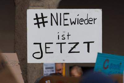 Demoschilder bei der Mahnwache Jetzt erst recht vom B?ndnis gegen Rechts in am 08. Februar 2025 auf dem Markt in L?beck:-stock-foto