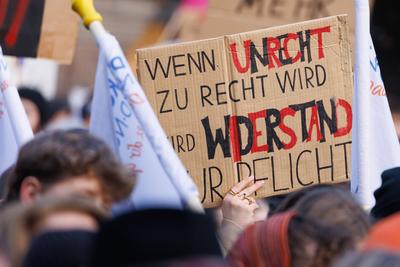 Demoschilder bei der Mahnwache Jetzt erst recht vom B?ndnis gegen Rechts in am 08. Februar 2025 auf dem Markt in L?beck:-stock-foto