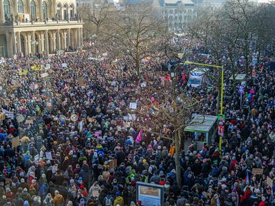 24.000 Menschen bei Demo gegen Rechts in Hannover Der Opernplatz und die Innenstadt waren mit den rund 24.000 Demonstran-stock-foto