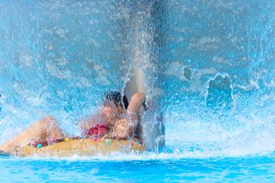 CREATIVE - Sommer 2024 - Freibad Deutschland - 13. September 2024: (CREATIVE) Eine Frau (Model) genie?t einen der letzte-stock-photo