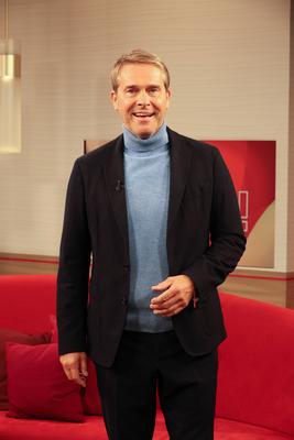 Hinnerk Baumgarten moderiert DAS! Das Abendstudio, Fototermin am 7.2.2025 im Fernsehstudio Hamburg Lokstedt vor der Send-stock-foto