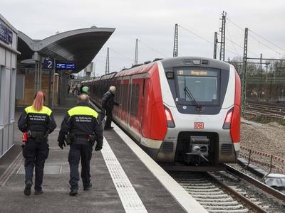 S Bahn Station Diebsteich wieder eroeffnet-stock-foto