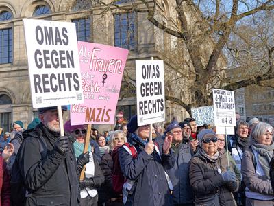 24.000 Menschen bei Demo gegen Rechts in Hannover Die Organisation Omas gegen Rechts hatte f?r heute gegen den Rechtsruc-stock-photo