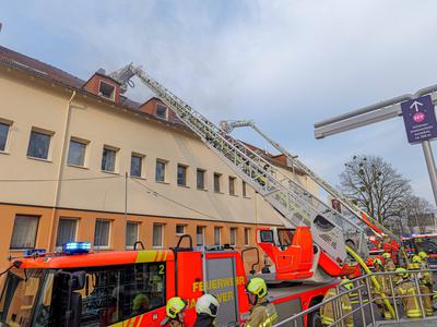 Dachstuhlbrand in Hannover-Linden Gleich drei Drehleitern wurden zur Brandbek?mpfung eingesetzt. *** Roof truss fire in-stock-photo