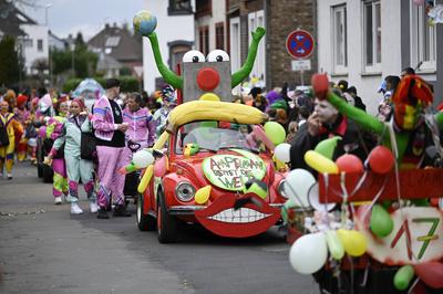 News Bilder des Tages Karneval in Hessen 11.02.2024 Hanau Faschingsumzug im Stadtteil Steinheim, Narren feiern und tanze-stock-foto