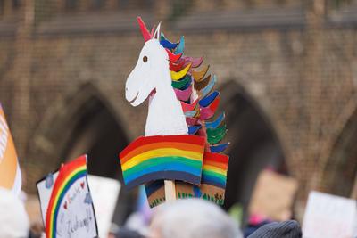 Demoschilder bei der Mahnwache Jetzt erst recht vom B?ndnis gegen Rechts in am 08. Februar 2025 auf dem Markt in L?beck:-stock-foto