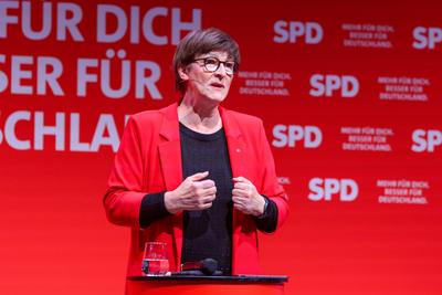 Leipzig - Knapp 1.000 Interessierte: Bundeskanzler Olaf Scholz zum SPD-Wahlkampf in Leipzig-stock-foto