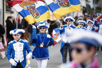 Karneval in Hessen 13.02.2024 M?hlheim Faschingsumzug im Stadtteil L?mmerspiel, Narren feiern und tanzen ?ber die Stra?e-stock-foto