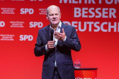 Leipzig - Knapp 1.000 Interessierte: Bundeskanzler Olaf Scholz zum SPD-Wahlkampf in Leipzig-stock-foto
